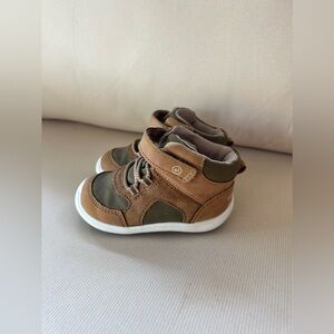 Stride Rite Jal Sneaker size 4